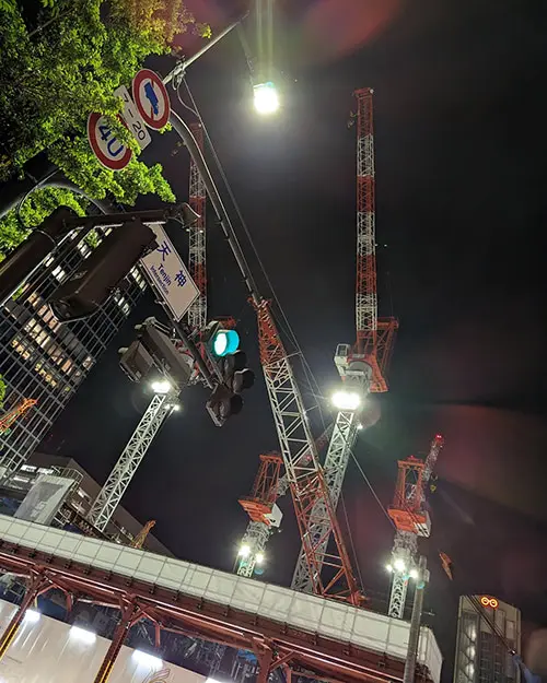 クレーンが林立する「天神ビッグバン」の建設現場の様子（夜）を筆者が撮影